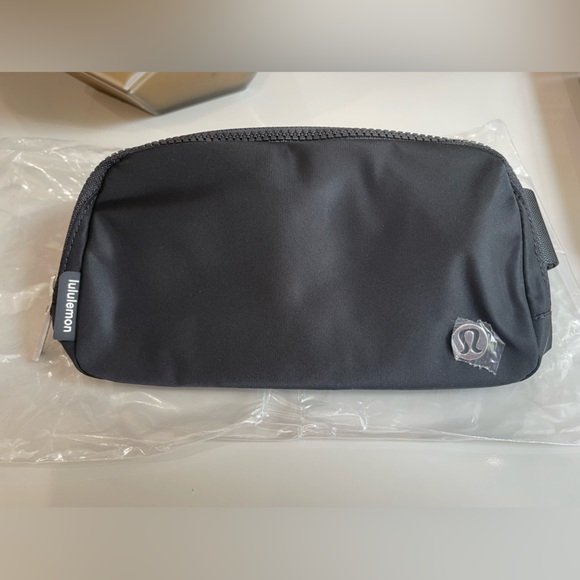 Lululemon Everywhere Belt Bag 1L - Picture 7 of 9